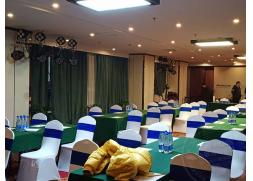 鄭州禦玺國(guó)際酒店(diàn)由華熠物(wù)料租賃公(gōng)司助力桌椅